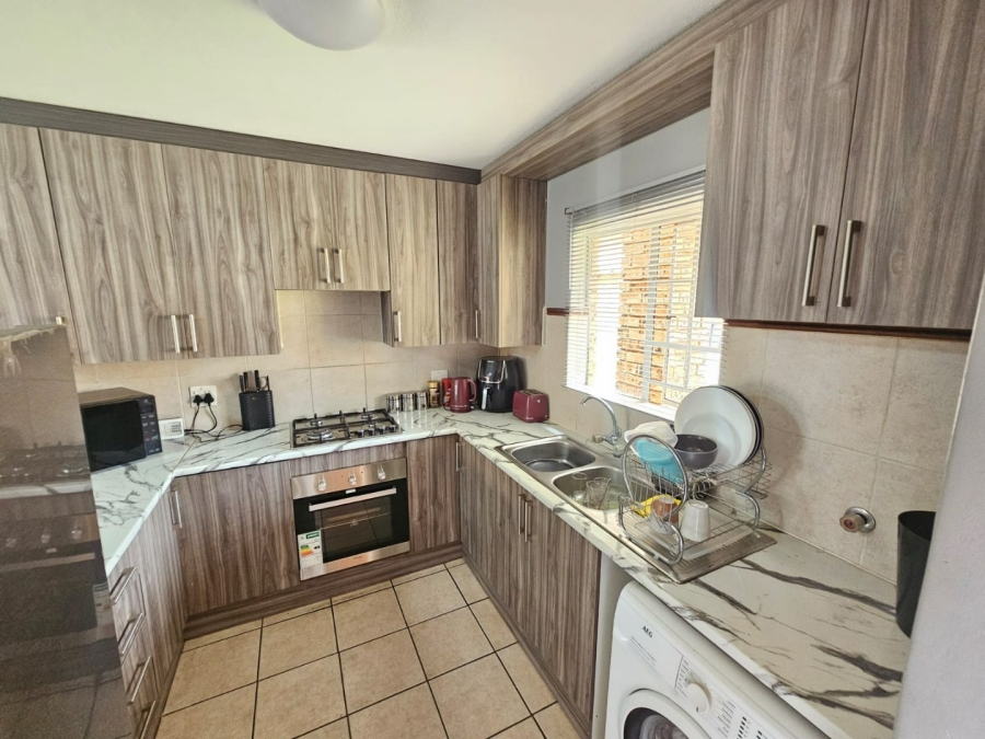 To Let 2 Bedroom Property for Rent in Monavoni Gauteng