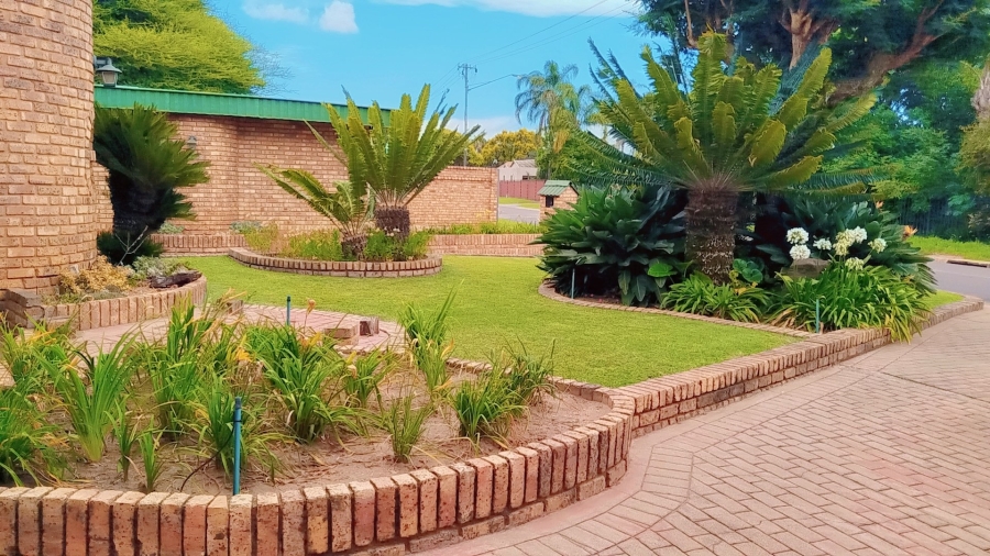 To Let 4 Bedroom Property for Rent in Dorandia Gauteng