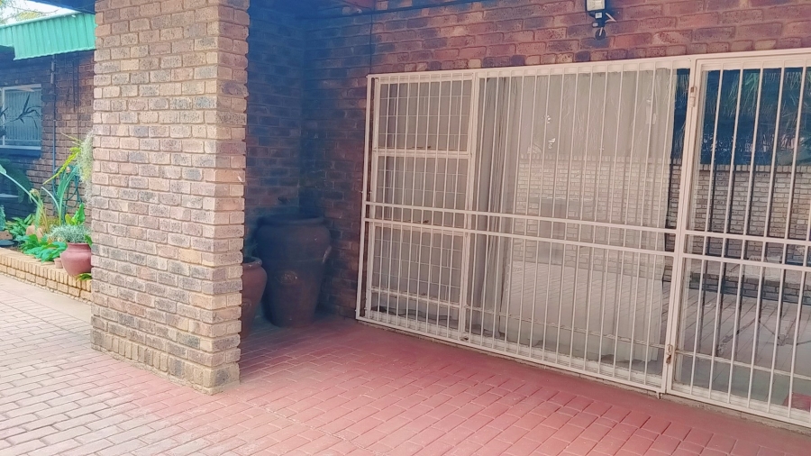 To Let 4 Bedroom Property for Rent in Dorandia Gauteng