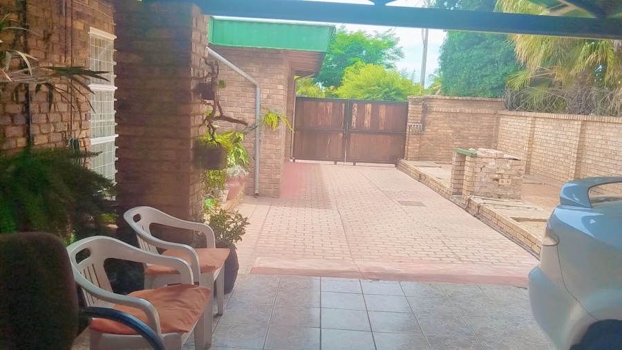 To Let 4 Bedroom Property for Rent in Dorandia Gauteng