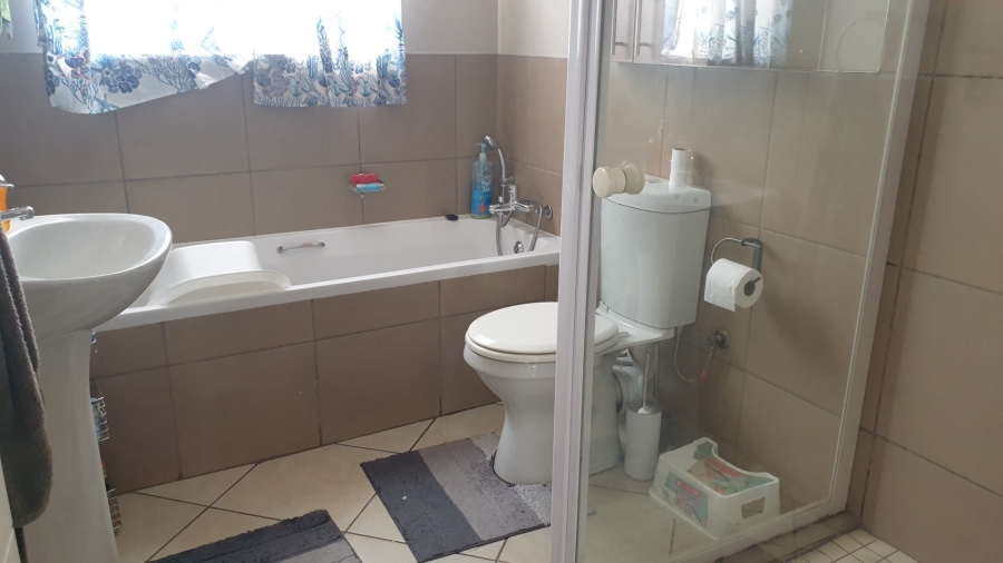 2 Bedroom Property for Sale in Monavoni Gauteng