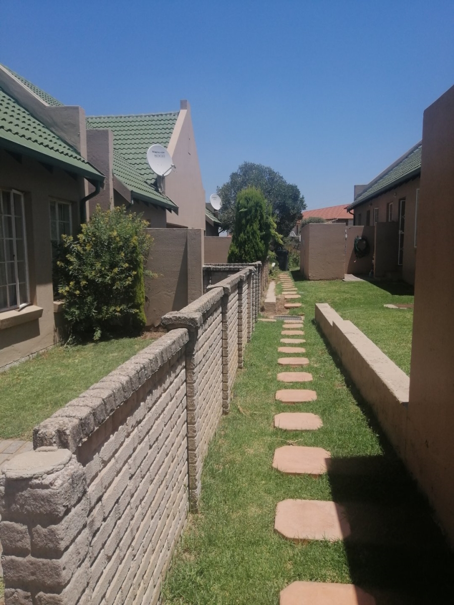 To Let 2 Bedroom Property for Rent in Kosmosdal Gauteng