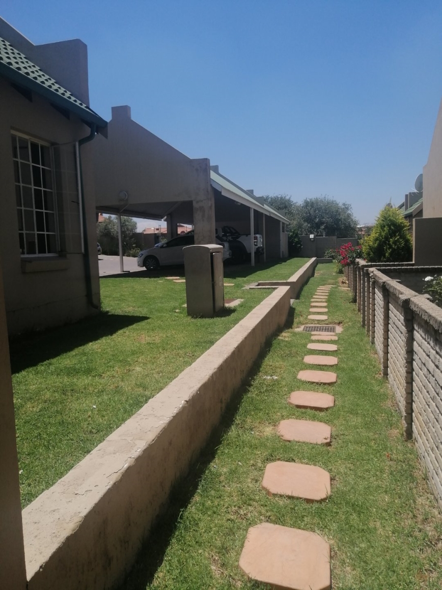 To Let 2 Bedroom Property for Rent in Kosmosdal Gauteng
