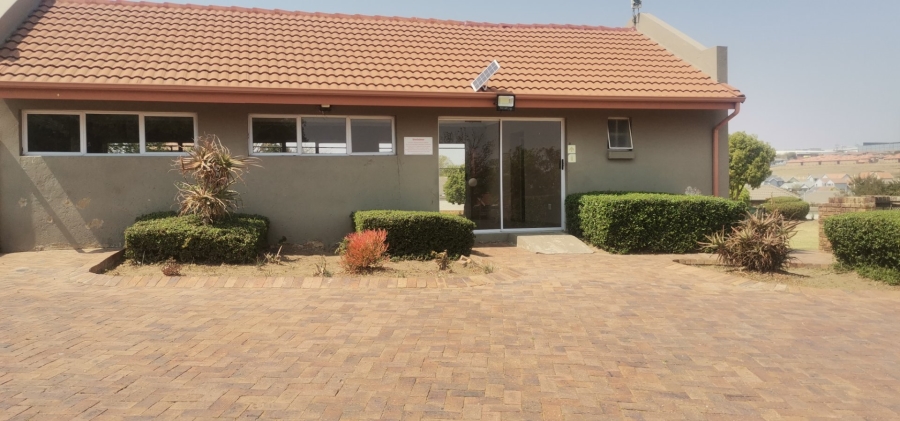 To Let 2 Bedroom Property for Rent in Kosmosdal Gauteng