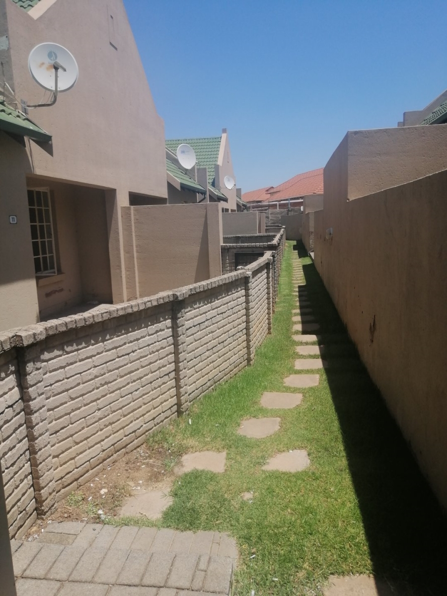 To Let 2 Bedroom Property for Rent in Kosmosdal Gauteng