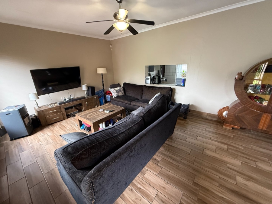 5 Bedroom Property for Sale in Rooihuiskraal Gauteng