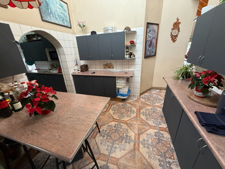 5 Bedroom Property for Sale in Rooihuiskraal Gauteng