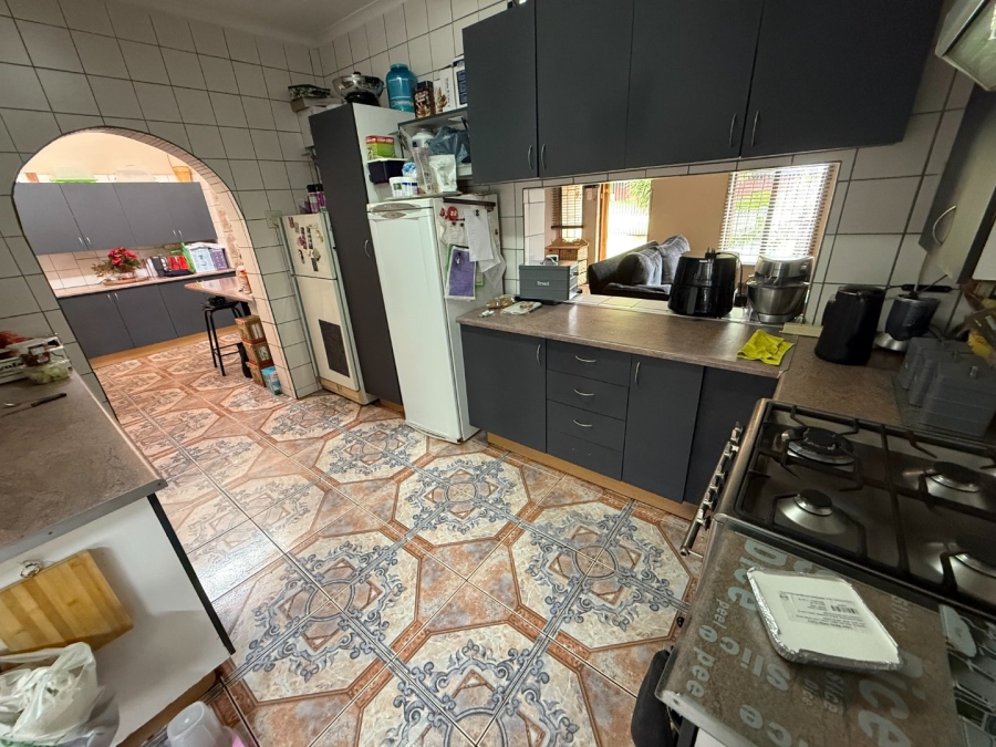 5 Bedroom Property for Sale in Rooihuiskraal Gauteng