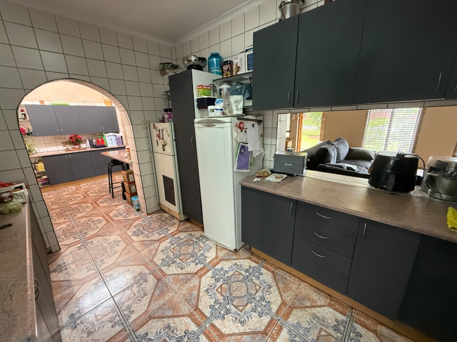 5 Bedroom Property for Sale in Rooihuiskraal Gauteng