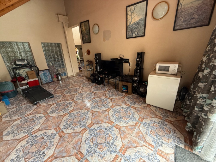 5 Bedroom Property for Sale in Rooihuiskraal Gauteng