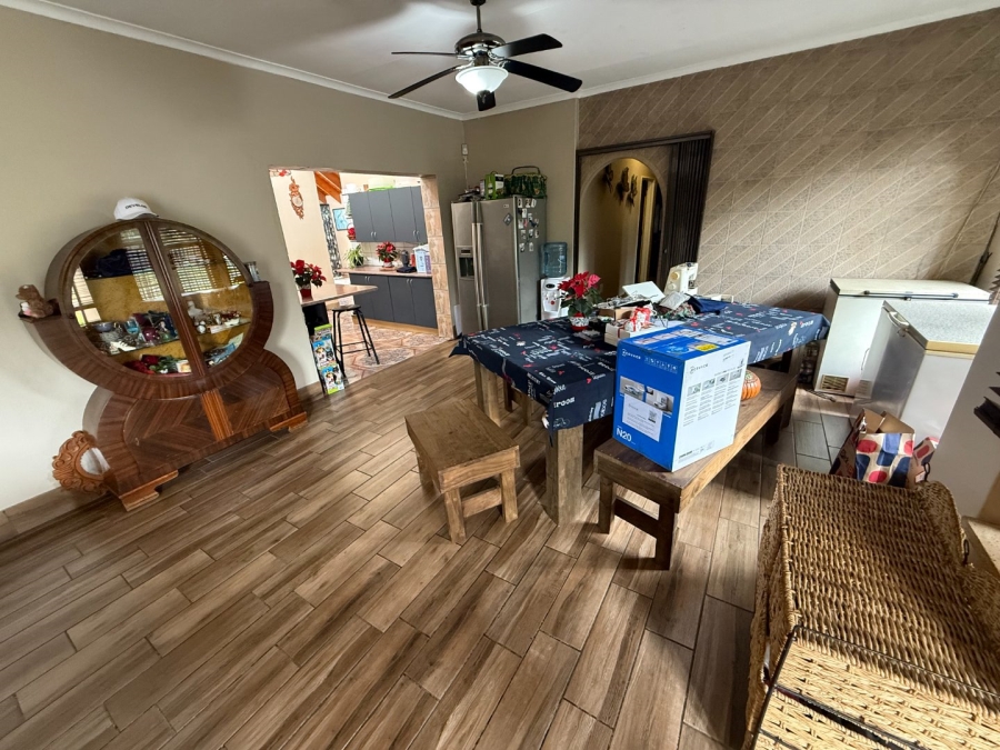 5 Bedroom Property for Sale in Rooihuiskraal Gauteng