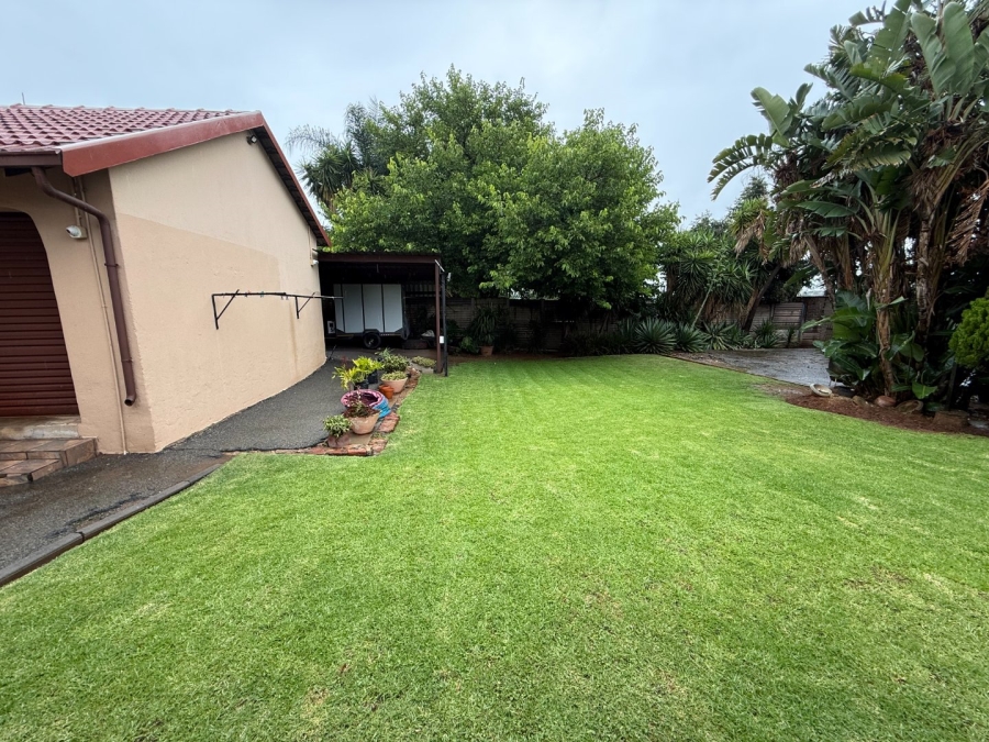 5 Bedroom Property for Sale in Rooihuiskraal Gauteng