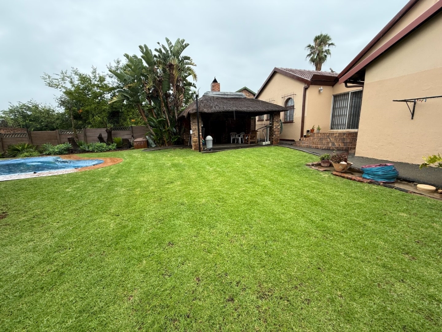 5 Bedroom Property for Sale in Rooihuiskraal Gauteng