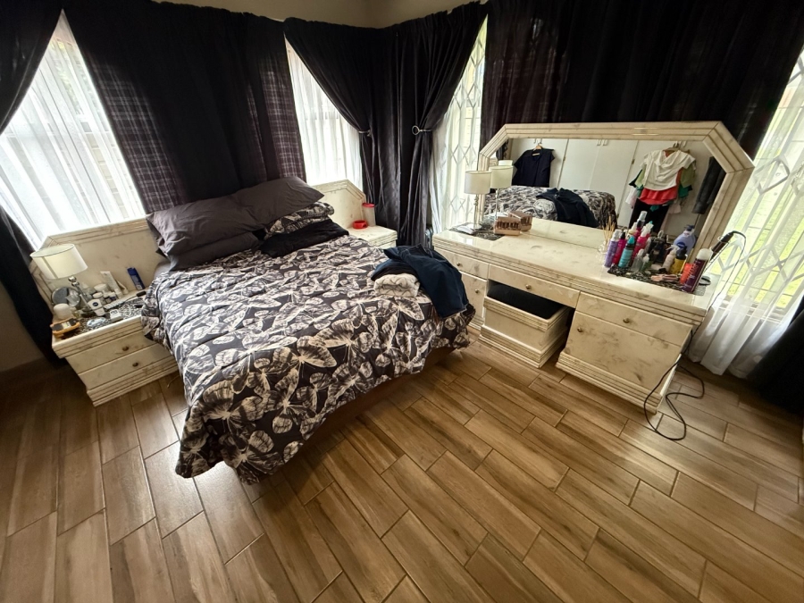 5 Bedroom Property for Sale in Rooihuiskraal Gauteng