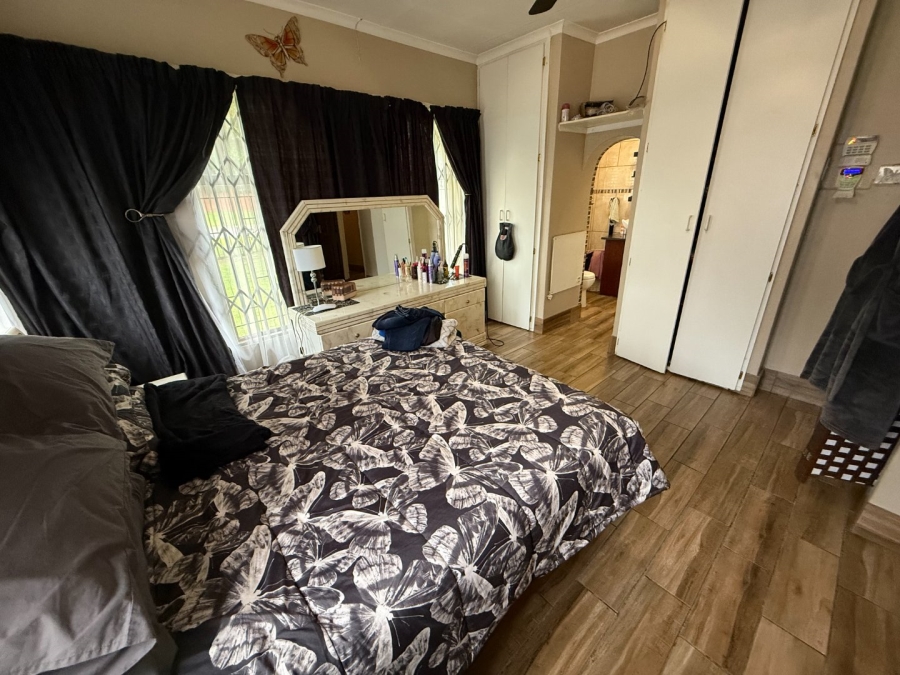 5 Bedroom Property for Sale in Rooihuiskraal Gauteng