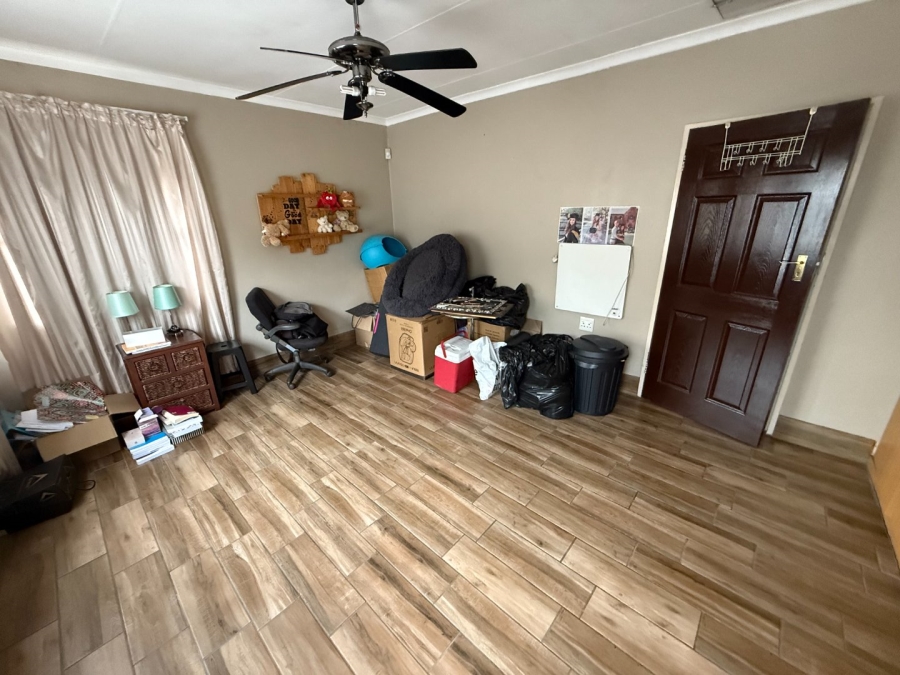 5 Bedroom Property for Sale in Rooihuiskraal Gauteng