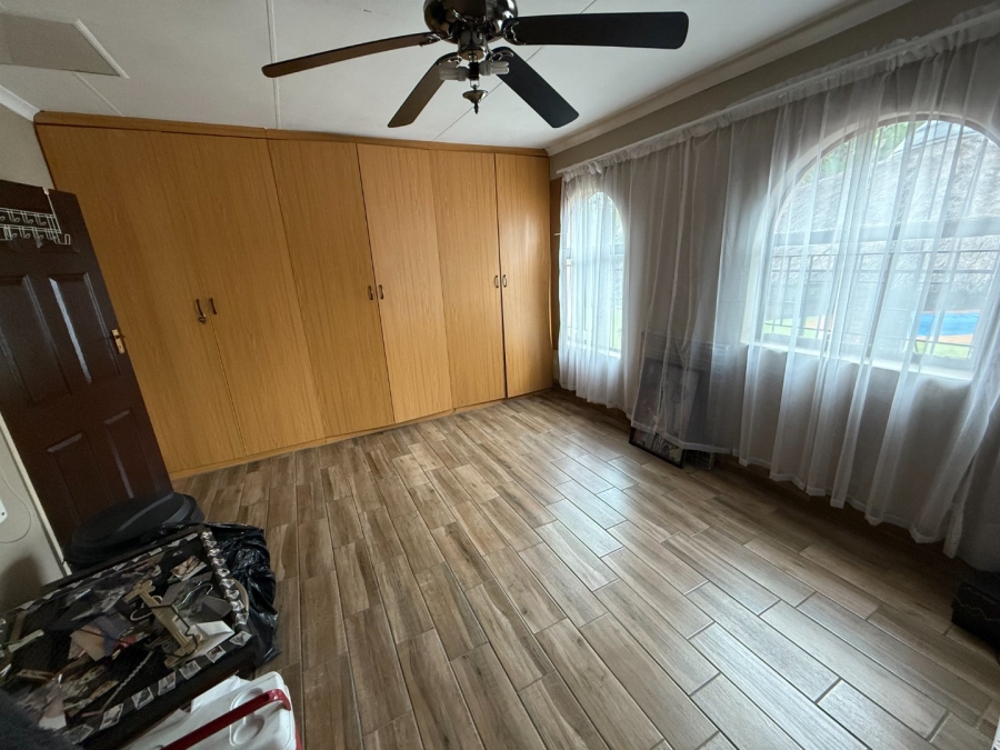 5 Bedroom Property for Sale in Rooihuiskraal Gauteng