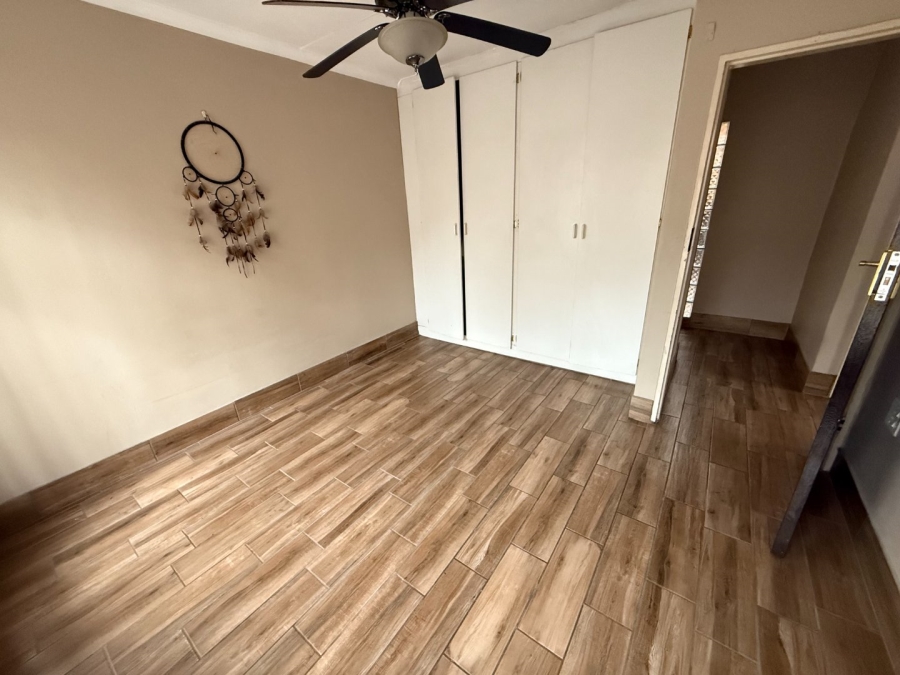 5 Bedroom Property for Sale in Rooihuiskraal Gauteng