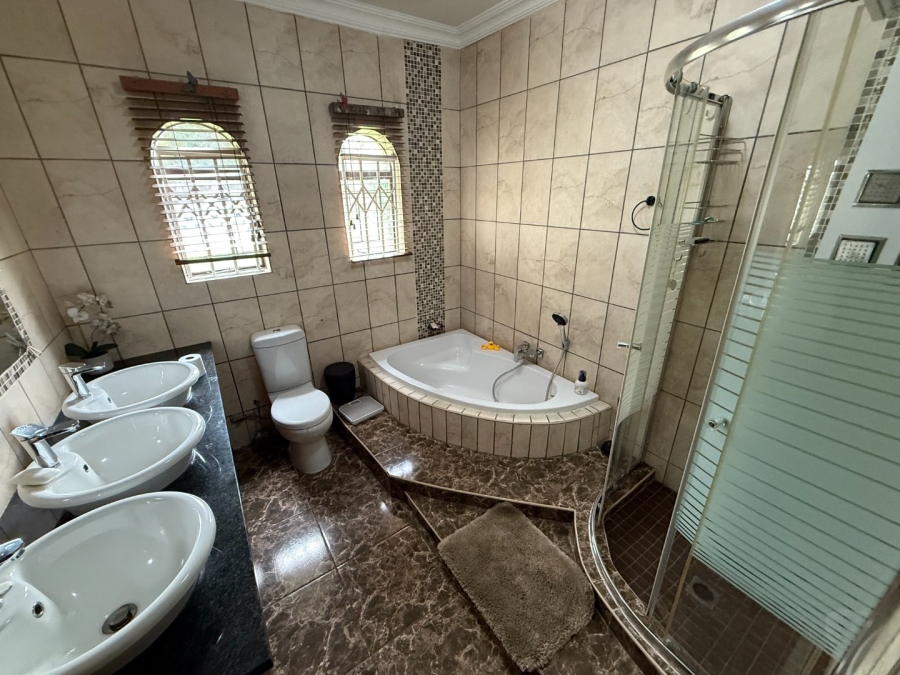 5 Bedroom Property for Sale in Rooihuiskraal Gauteng