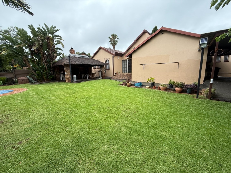 5 Bedroom Property for Sale in Rooihuiskraal Gauteng