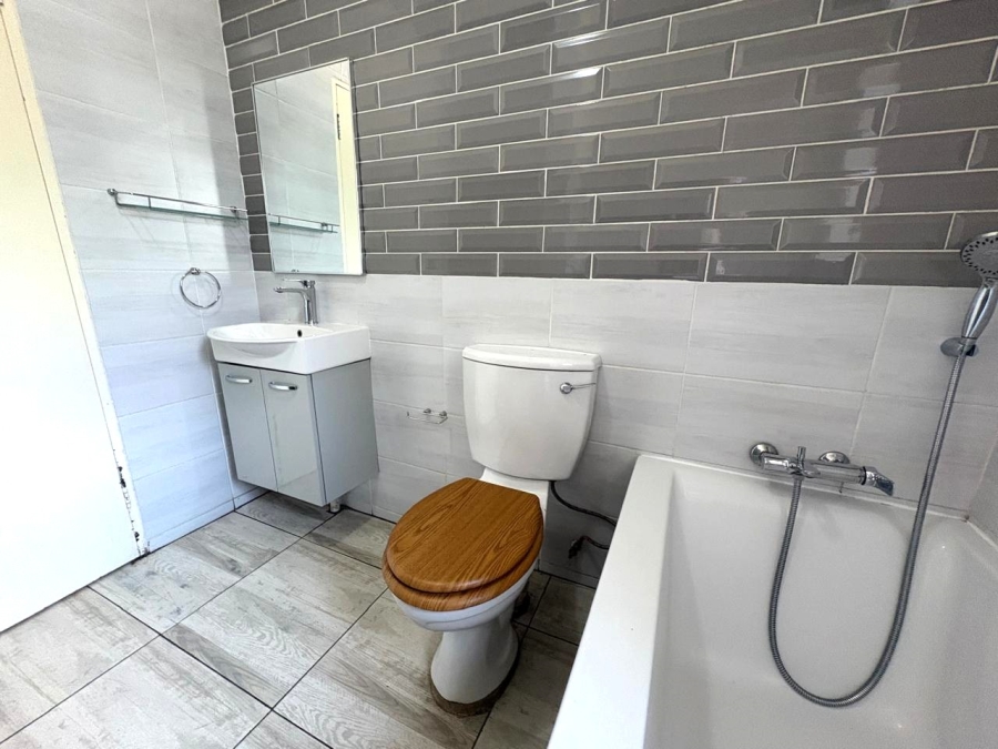 To Let 2 Bedroom Property for Rent in Ferndale Gauteng