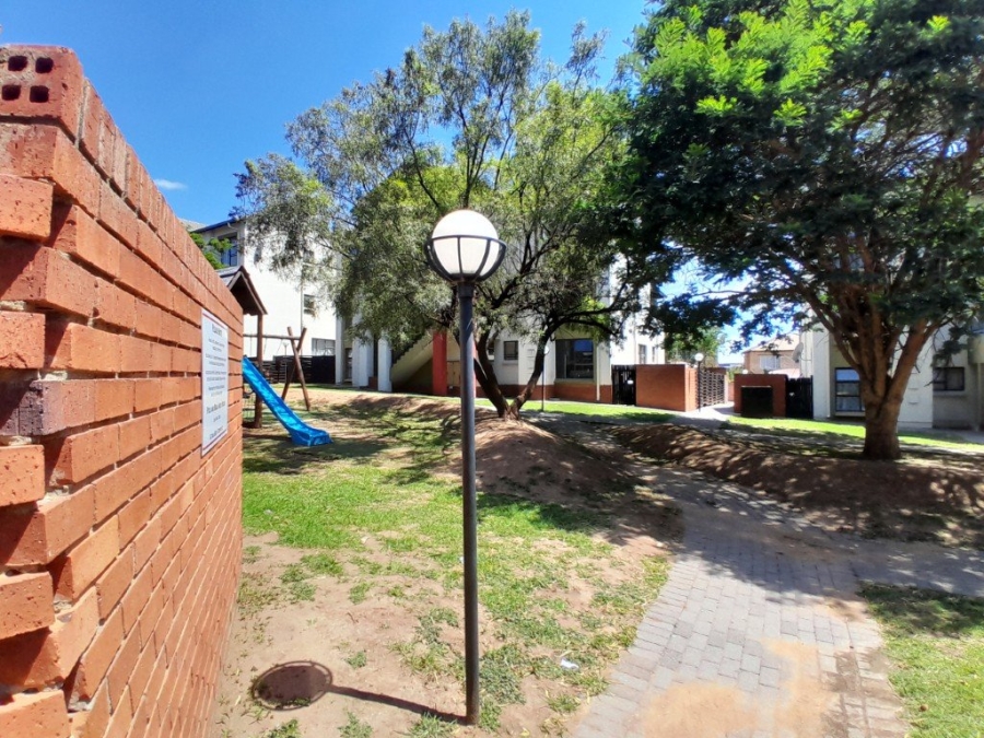 To Let 2 Bedroom Property for Rent in Noordwyk Gauteng