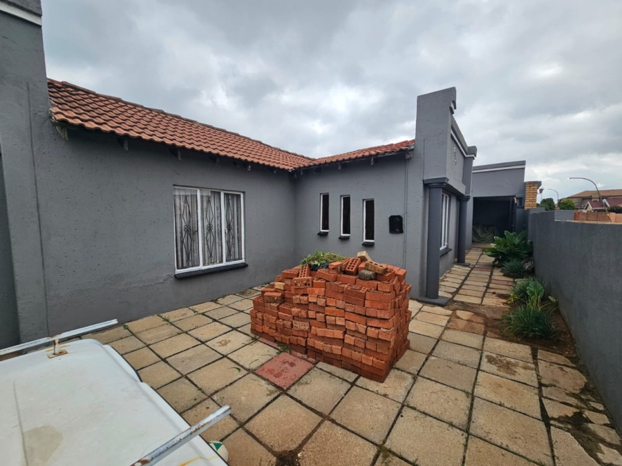 4 Bedroom Property for Sale in Spruit View Gauteng