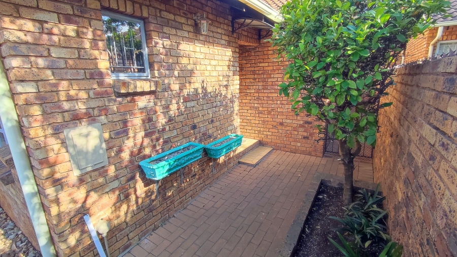 3 Bedroom Property for Sale in Eldoraigne Gauteng
