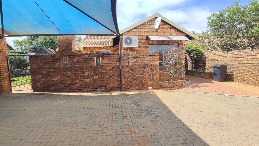 3 Bedroom Property for Sale in Eldoraigne Gauteng