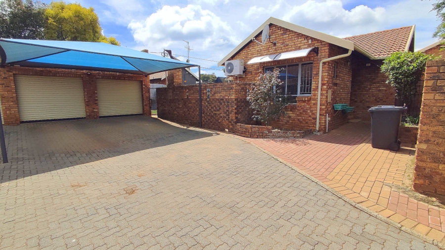 3 Bedroom Property for Sale in Eldoraigne Gauteng