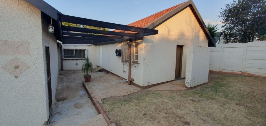 To Let 4 Bedroom Property for Rent in Libradene Gauteng
