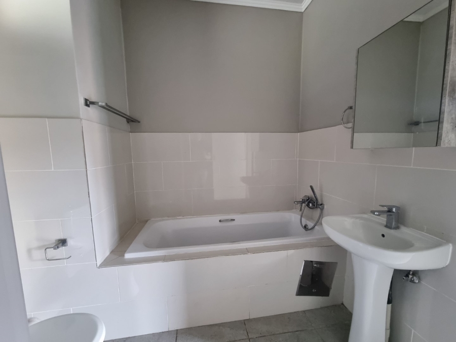 2 Bedroom Property for Sale in Rooihuiskraal North Gauteng