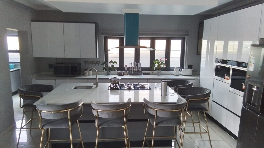 5 Bedroom Property for Sale in Six Fountains Estate Gauteng