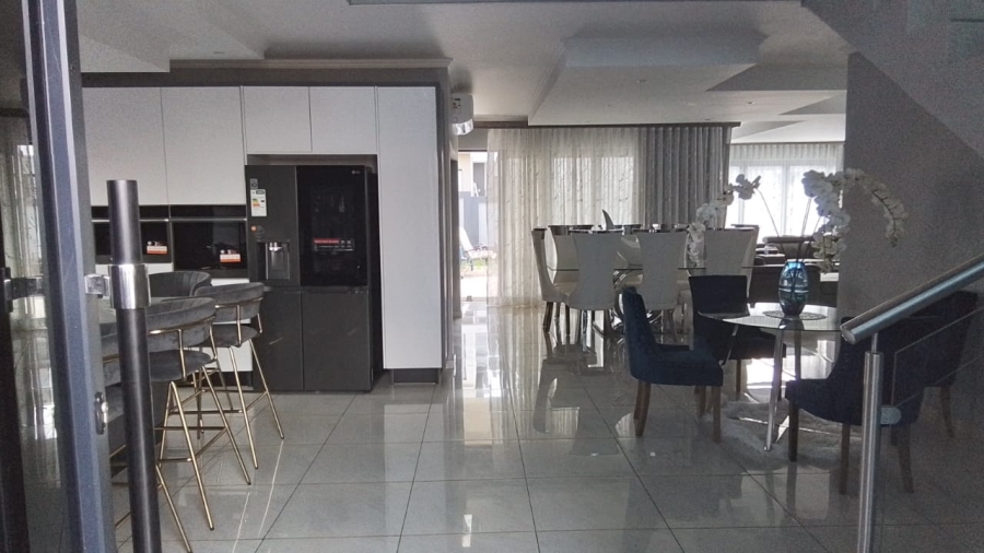 5 Bedroom Property for Sale in Six Fountains Estate Gauteng