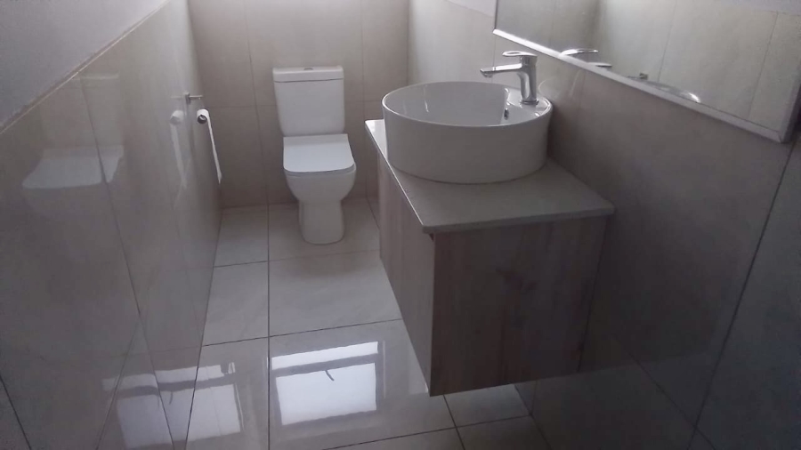 5 Bedroom Property for Sale in Six Fountains Estate Gauteng