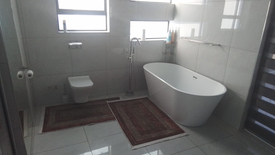 5 Bedroom Property for Sale in Six Fountains Estate Gauteng