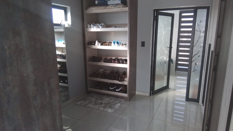 5 Bedroom Property for Sale in Six Fountains Estate Gauteng