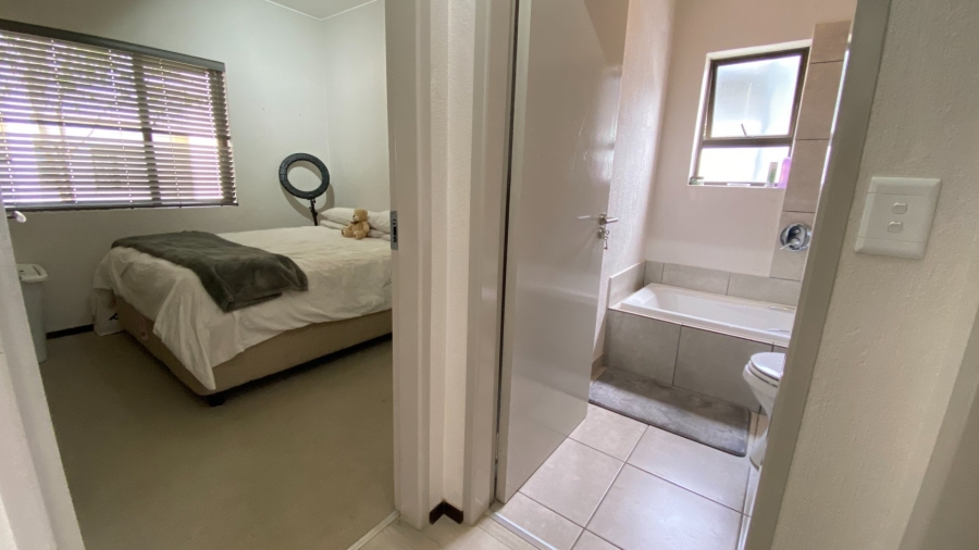 2 Bedroom Property for Sale in Broadacres Gauteng