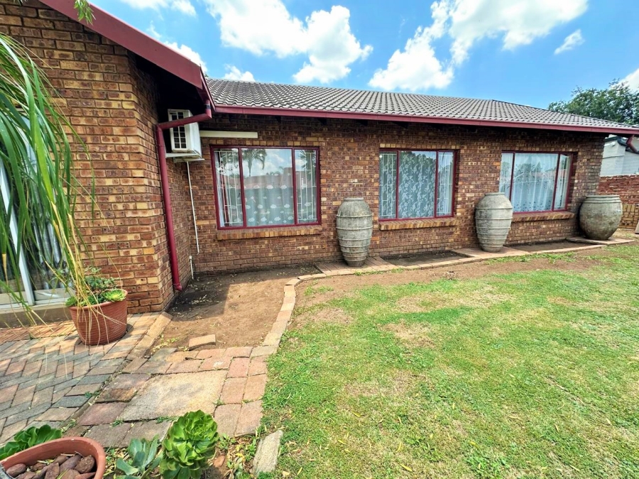 4 Bedroom Property for Sale in Wierda Park Gauteng