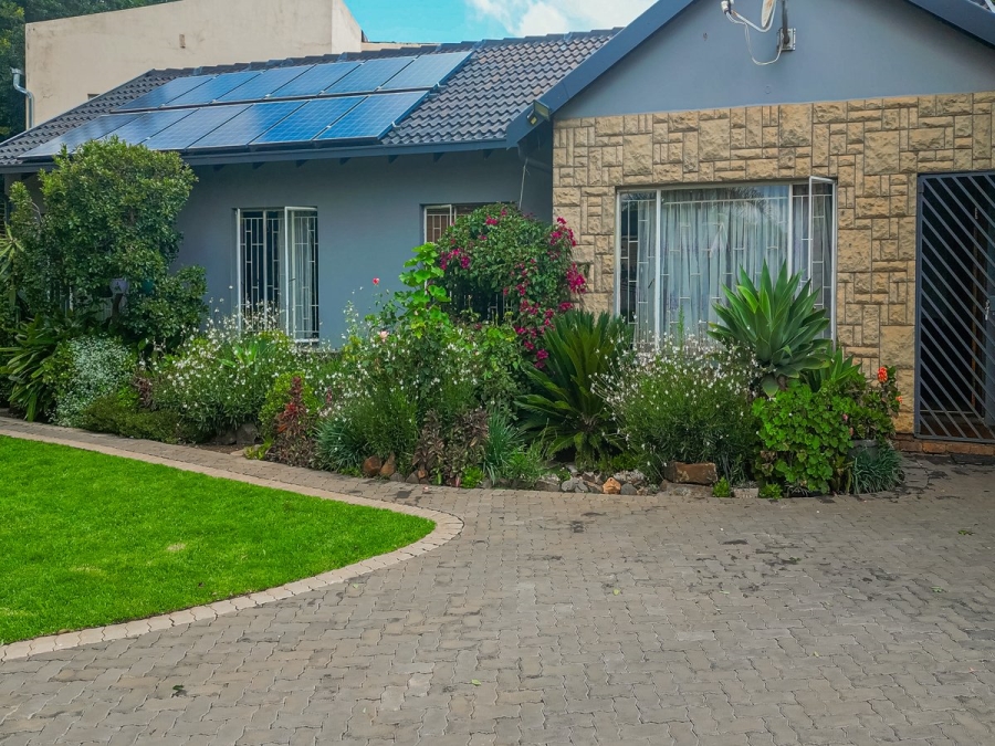 5 Bedroom Property for Sale in Rooihuiskraal North Gauteng
