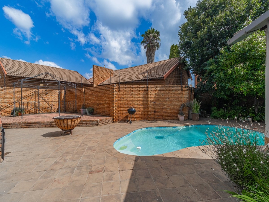 5 Bedroom Property for Sale in Rooihuiskraal North Gauteng