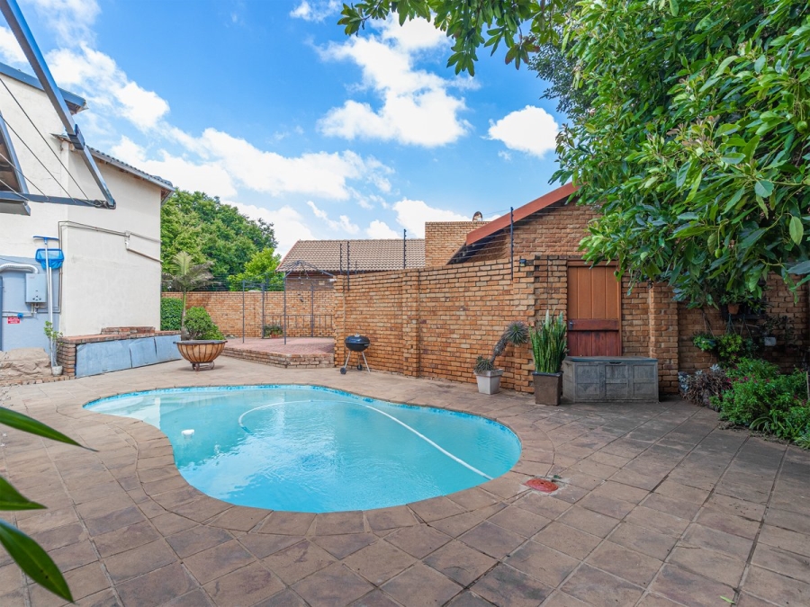 5 Bedroom Property for Sale in Rooihuiskraal North Gauteng