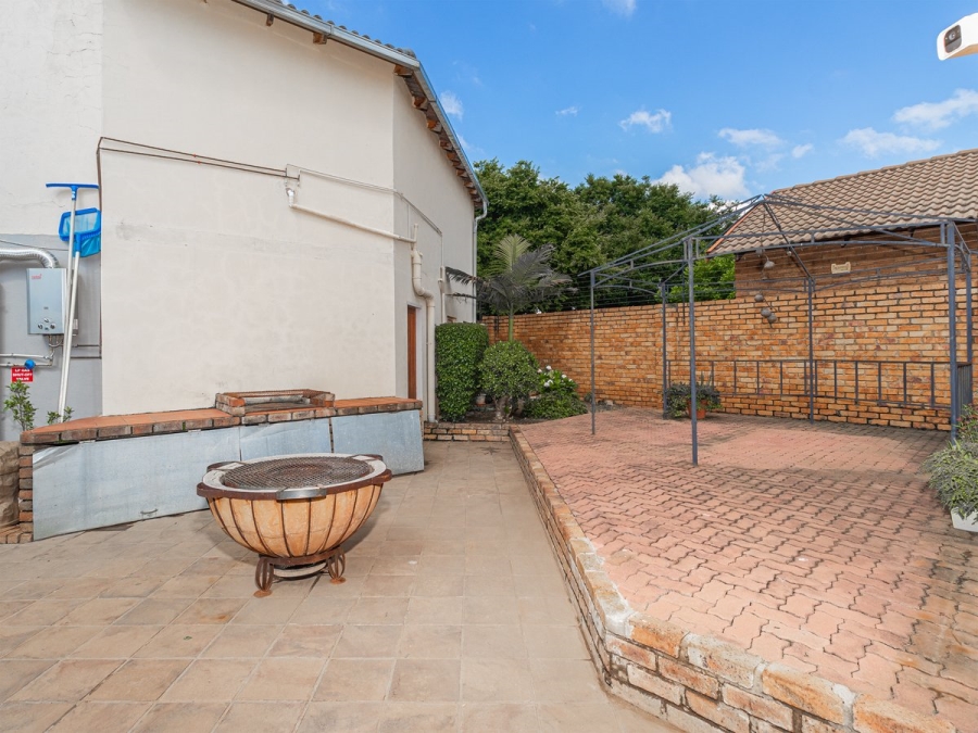 5 Bedroom Property for Sale in Rooihuiskraal North Gauteng