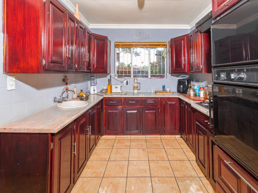 5 Bedroom Property for Sale in Rooihuiskraal North Gauteng