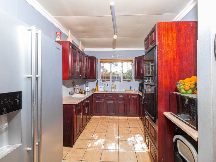 5 Bedroom Property for Sale in Rooihuiskraal North Gauteng