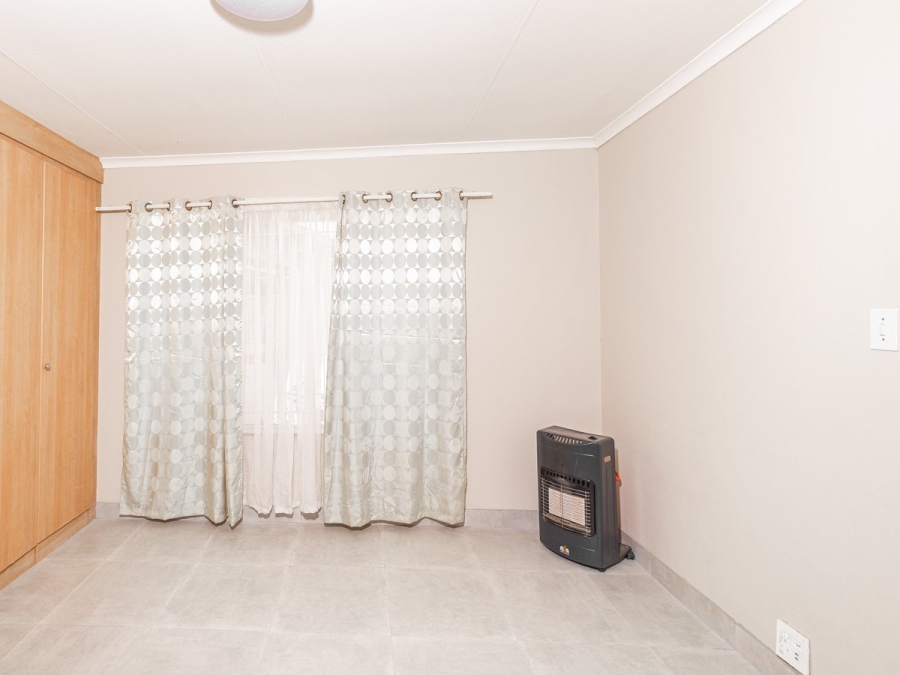 5 Bedroom Property for Sale in Rooihuiskraal North Gauteng