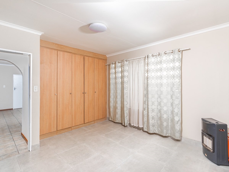 5 Bedroom Property for Sale in Rooihuiskraal North Gauteng