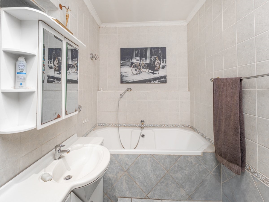 5 Bedroom Property for Sale in Rooihuiskraal North Gauteng