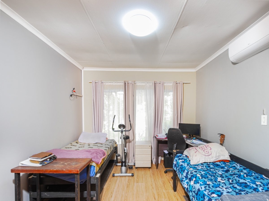 5 Bedroom Property for Sale in Rooihuiskraal North Gauteng