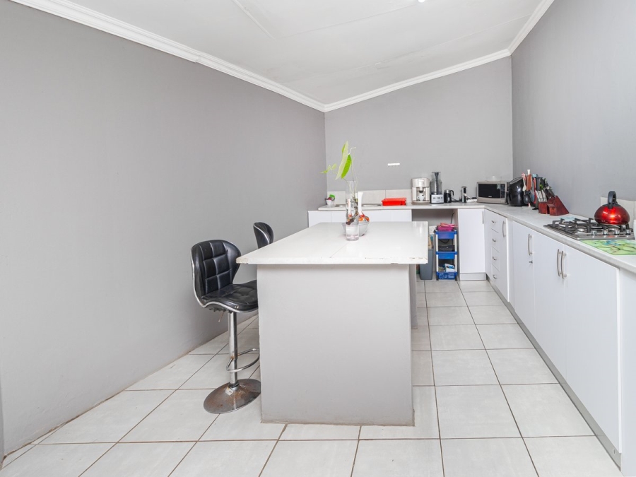 5 Bedroom Property for Sale in Rooihuiskraal North Gauteng